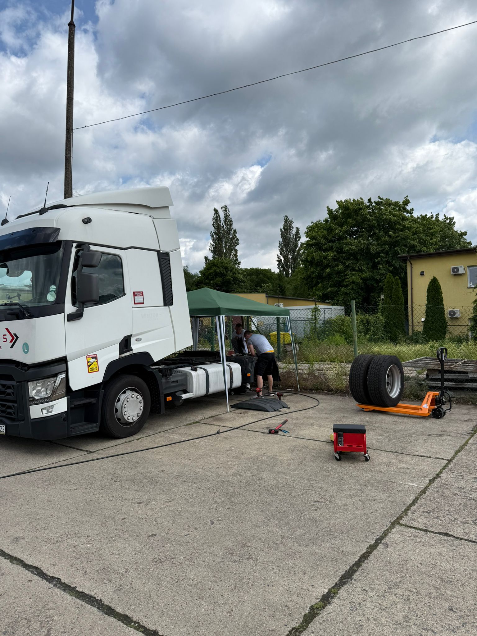 Serwis pojazdów - mechanik pracujący przy ciężarówce